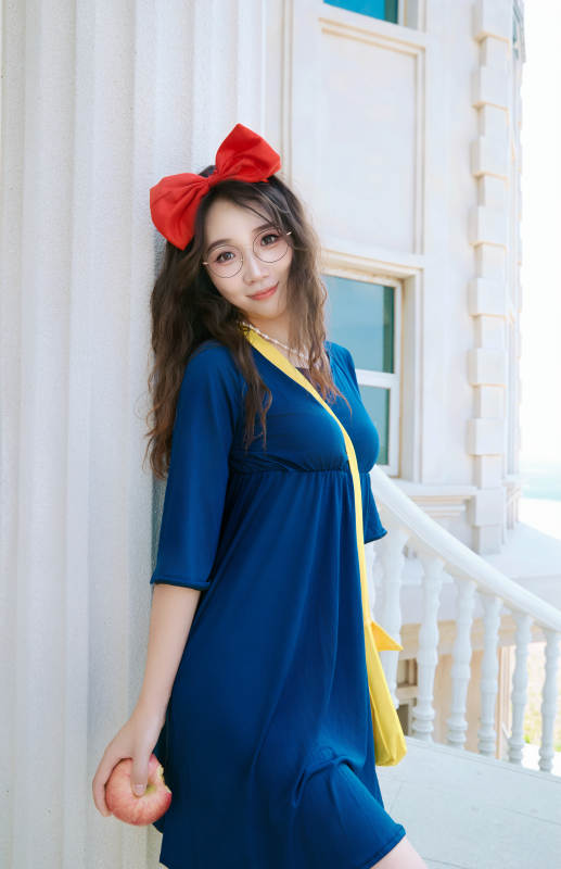 身穿小魔女服饰在城堡前拍照打卡的亚洲美女图片