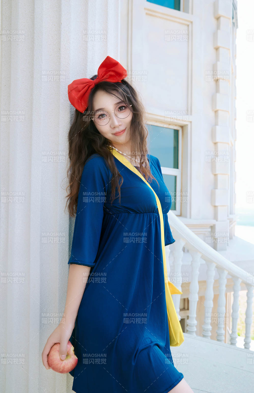 身穿小魔女服饰在城堡前拍照打卡的亚洲美女图片