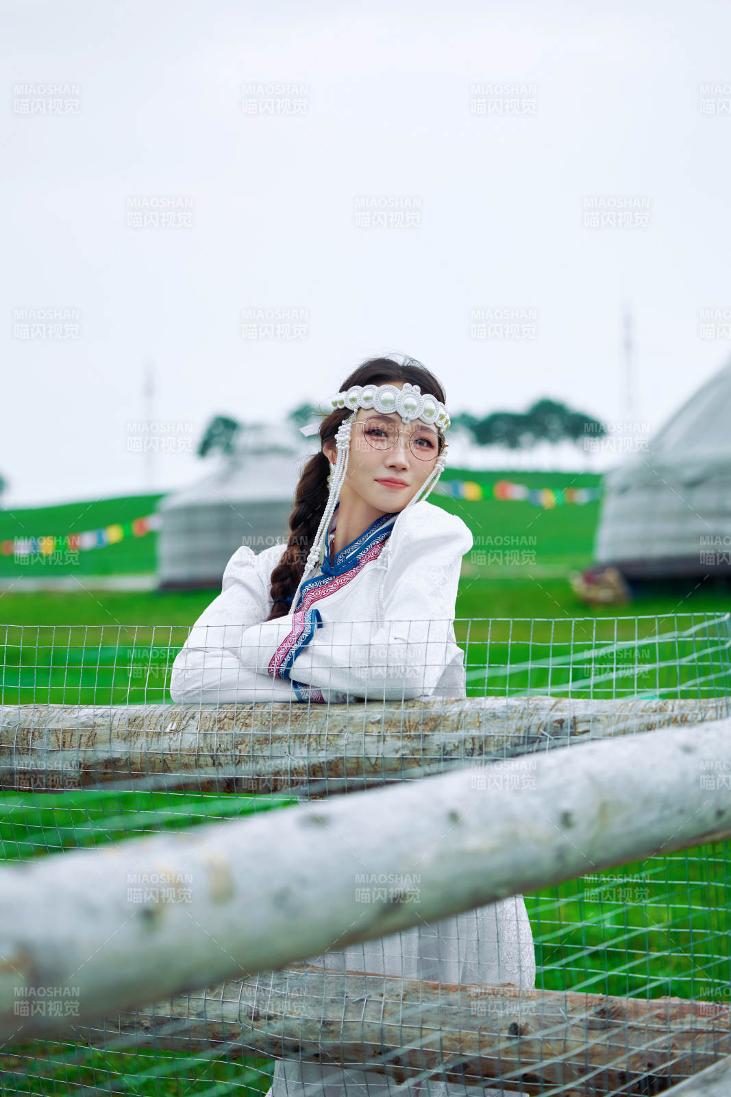 穿着蒙古族不里亚特传统服饰的亚洲美女图片
