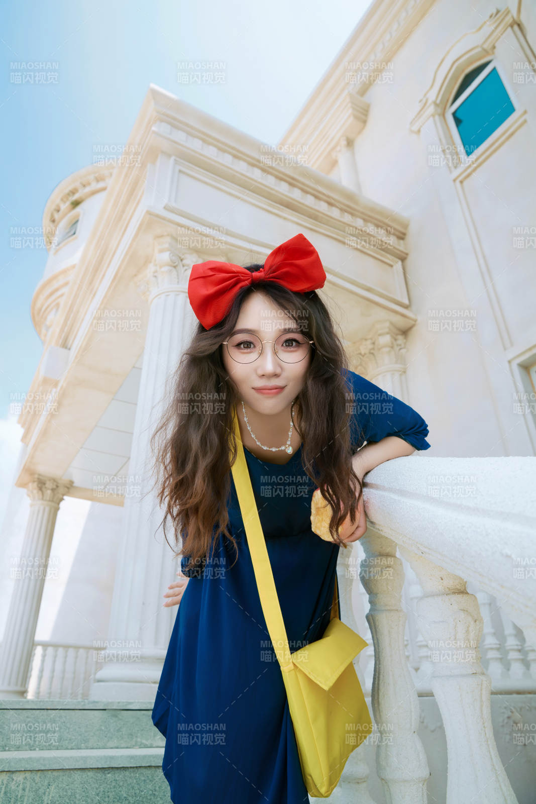 身穿小魔女服饰在城堡前拍照打卡的亚洲美女图片