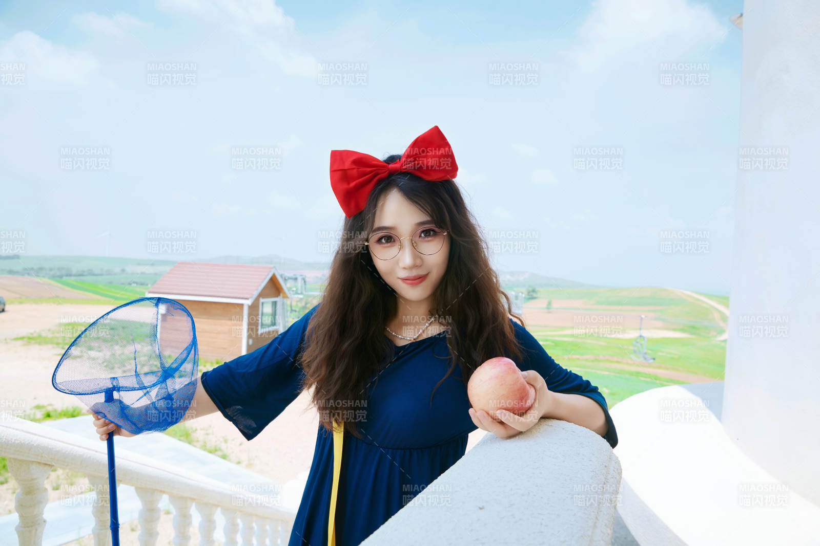 身穿小魔女服饰在城堡前拍照打卡的亚洲美女图片