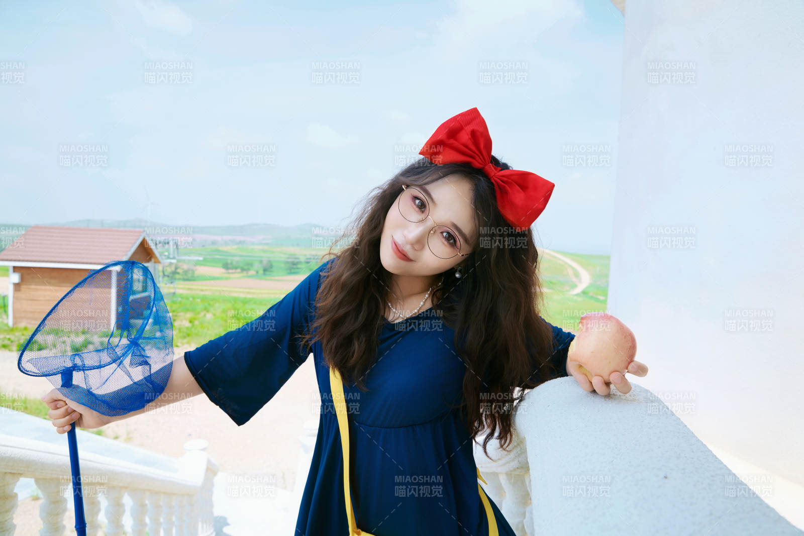 身穿小魔女服饰在城堡前拍照打卡的亚洲美女图片