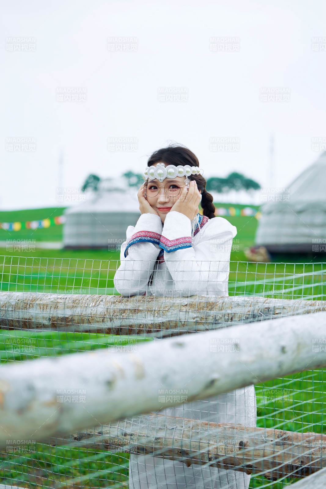 穿着蒙古族不里亚特传统服饰的亚洲美女图片