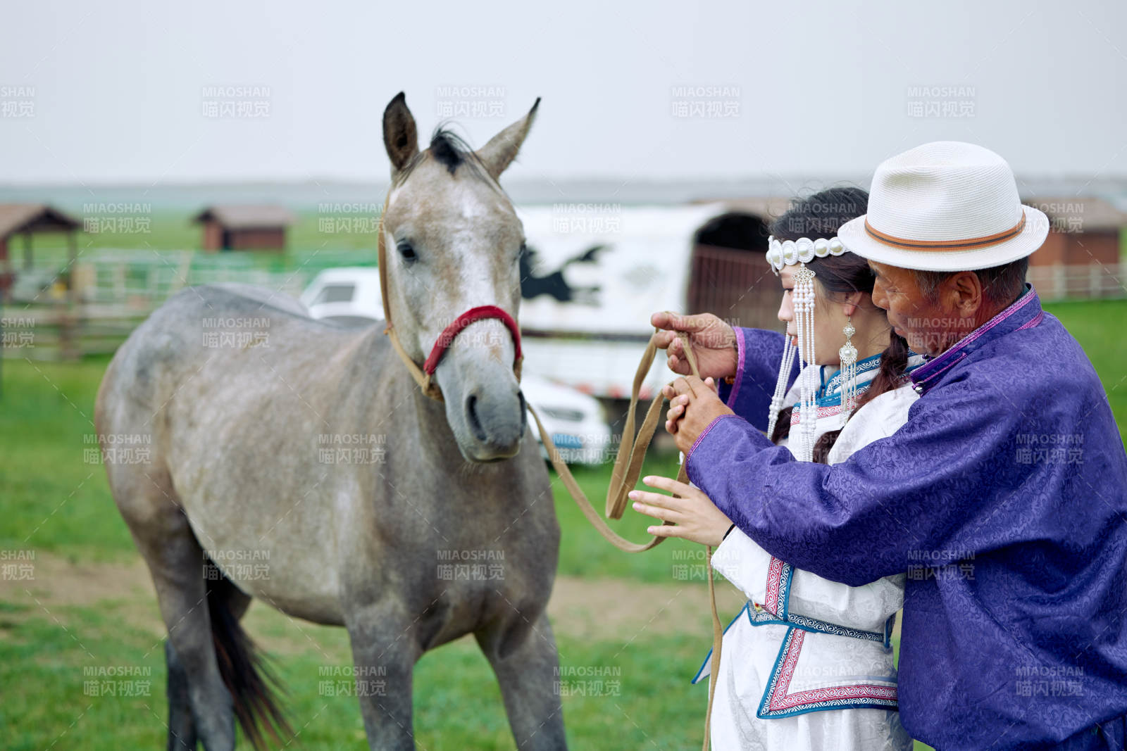 在草原放牧的蒙古族牧民父女图片