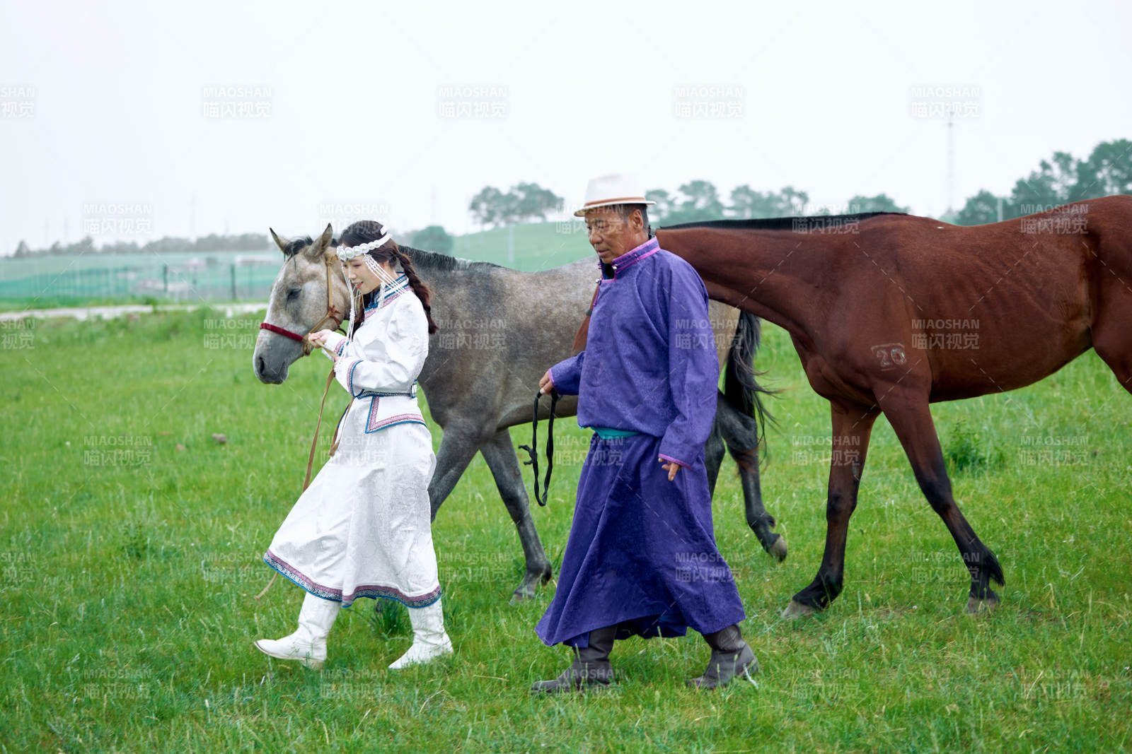 在草原放牧的蒙古族牧民父女图片