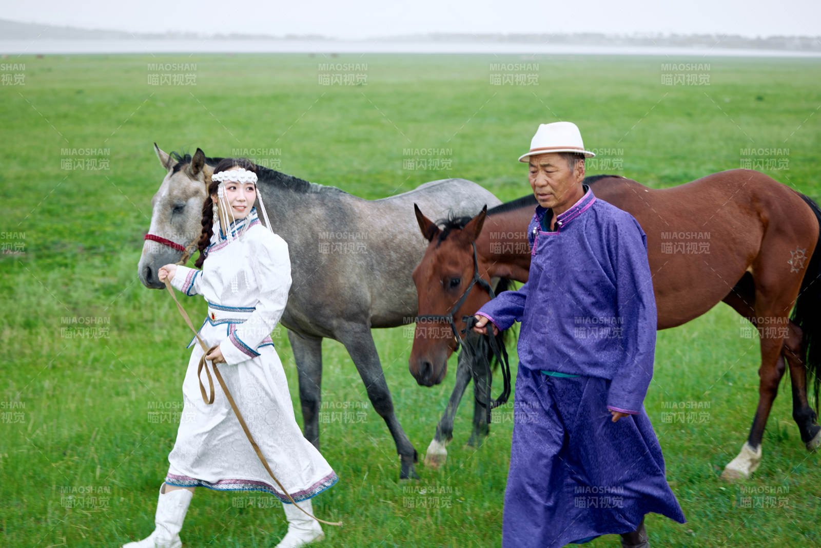 在草原放牧的蒙古族牧民父女图片