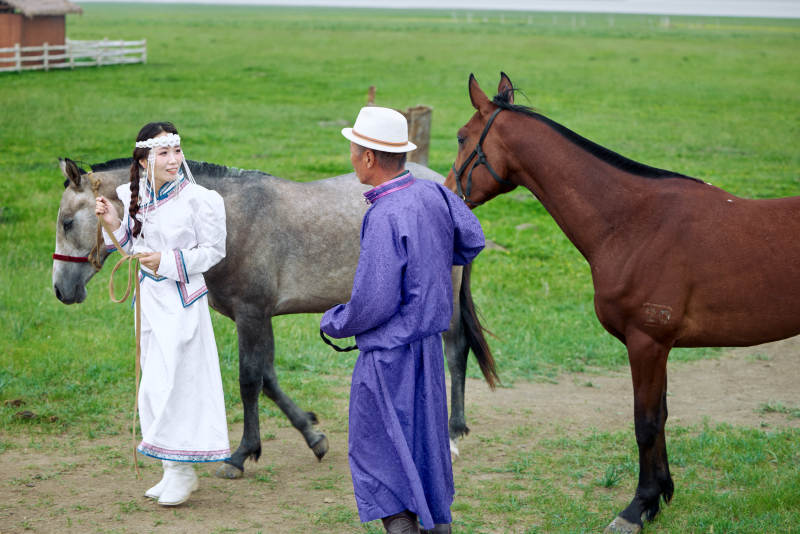 在草原放牧的蒙古族牧民父女图片