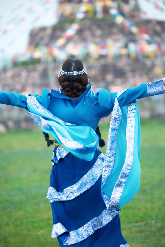 在草原穿着古风服饰拍照的亚洲美女图片