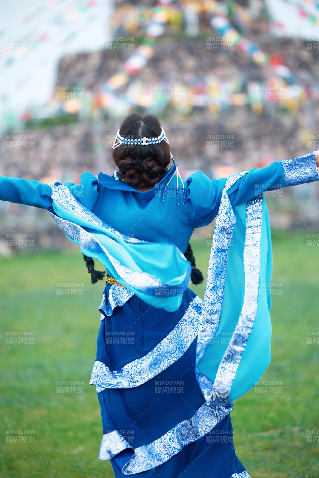 在草原穿着古风服饰拍照的亚洲美女图片