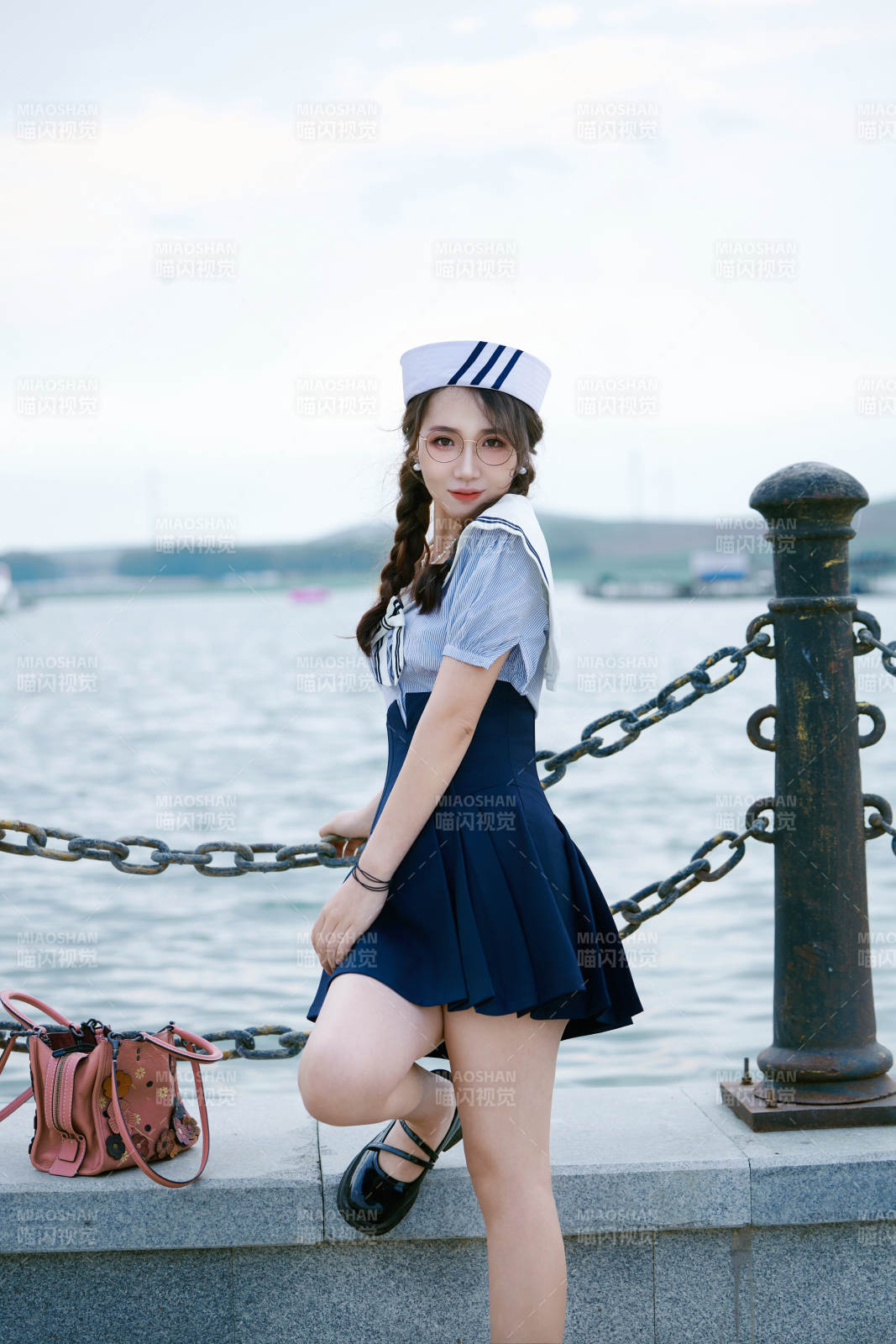 身穿水兵服在湖畔打卡拍照的亚洲美女图片