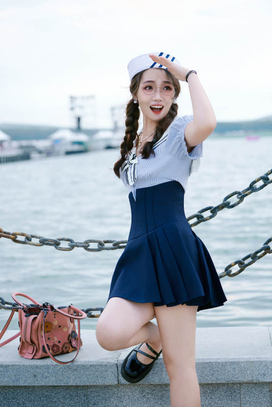 身穿水兵服在湖畔打卡拍照的亚洲美女图片