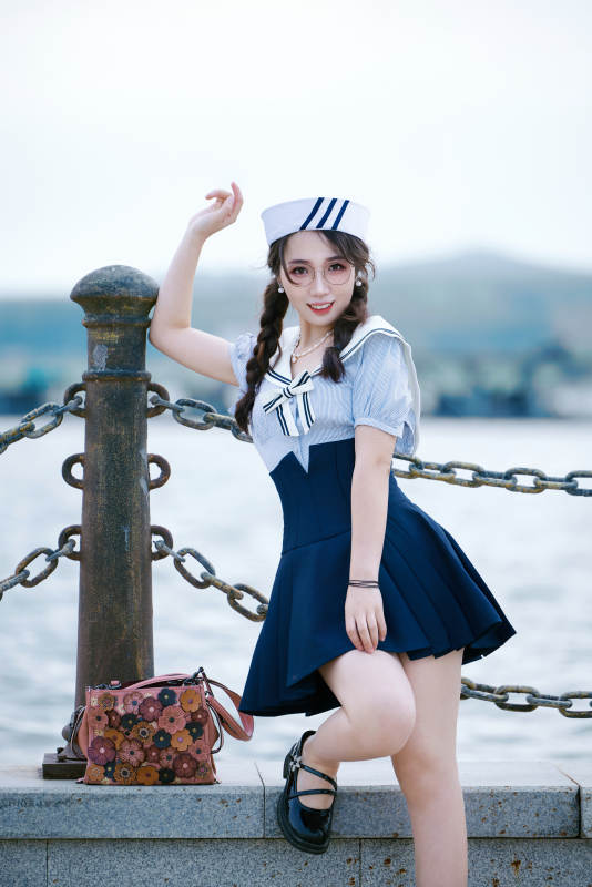 身穿水兵服在湖畔打卡拍照的亚洲美女图片
