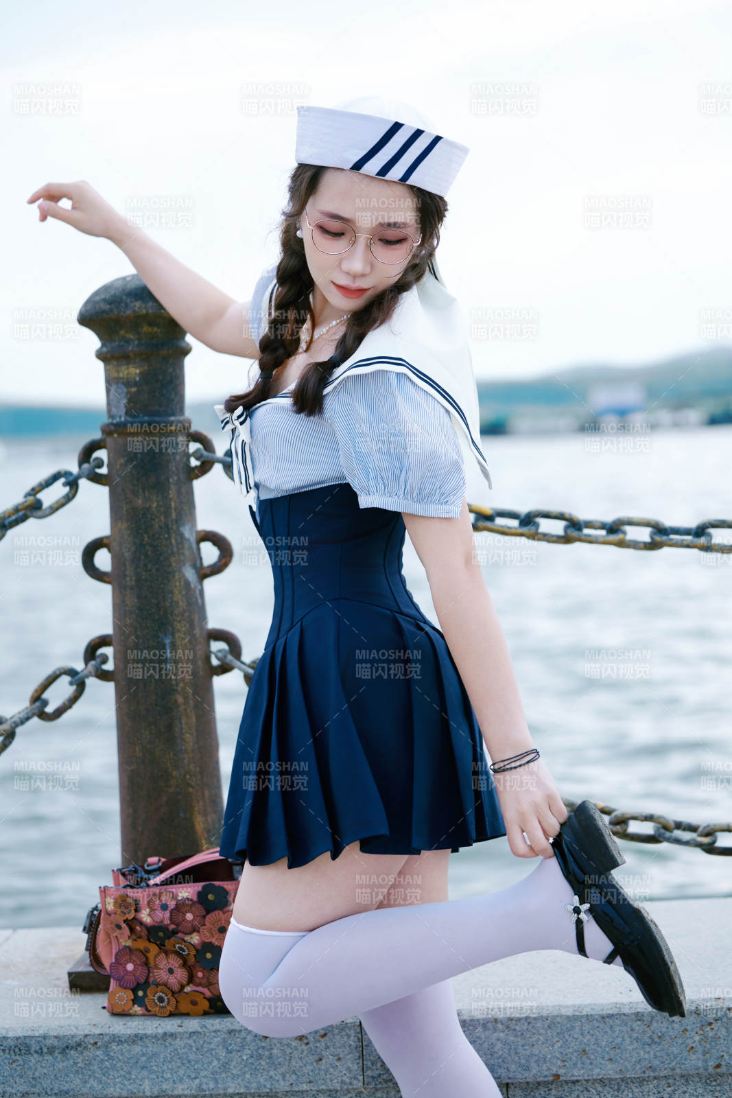 身穿水兵服在湖畔打卡拍照的亚洲美女图片