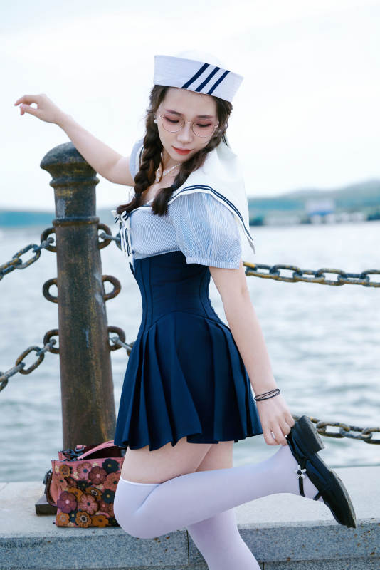 身穿水兵服在湖畔打卡拍照的亚洲美女图片