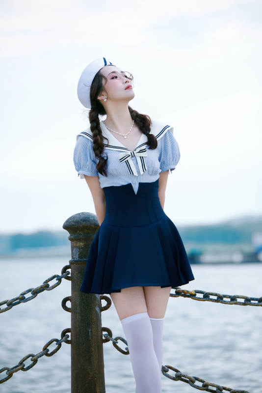 身穿水兵服在湖畔打卡拍照的亚洲美女图片