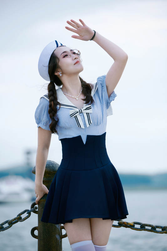 身穿水兵服在湖畔打卡拍照的亚洲美女图片