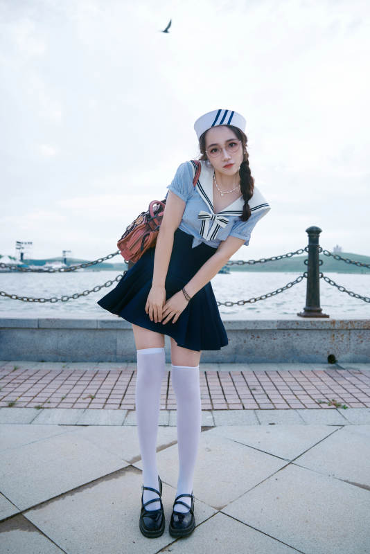 身穿水兵服在湖畔打卡拍照的亚洲美女图片