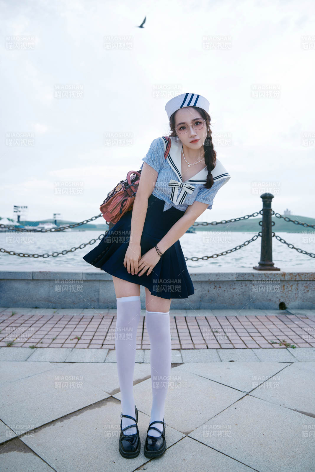 身穿水兵服在湖畔打卡拍照的亚洲美女图片