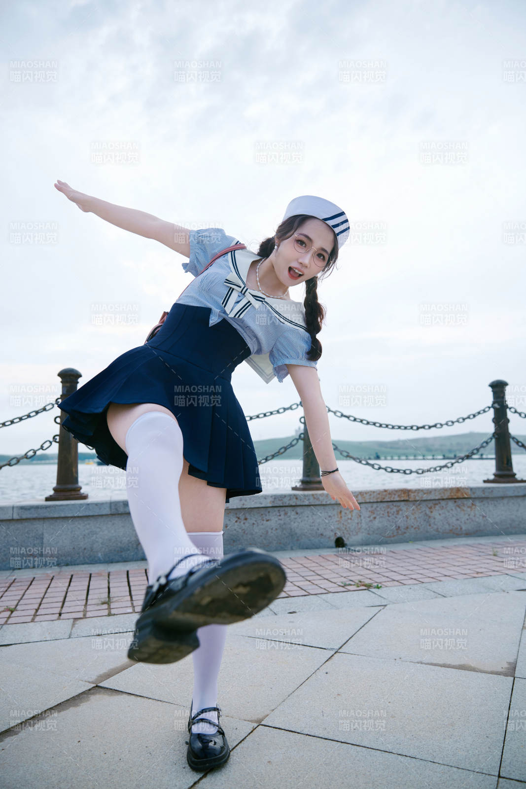 身穿水兵服在湖畔打卡拍照的亚洲美女图片