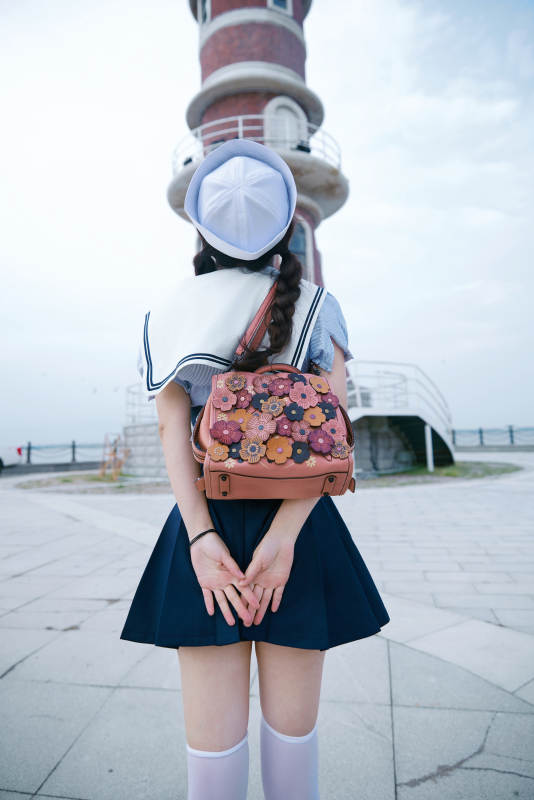 身穿水兵服在湖畔打卡拍照的亚洲美女图片