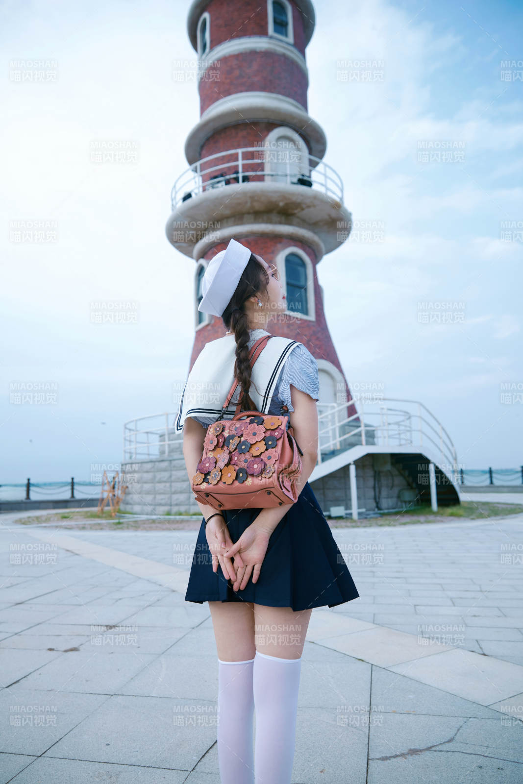 身穿水兵服在湖畔打卡拍照的亚洲美女图片