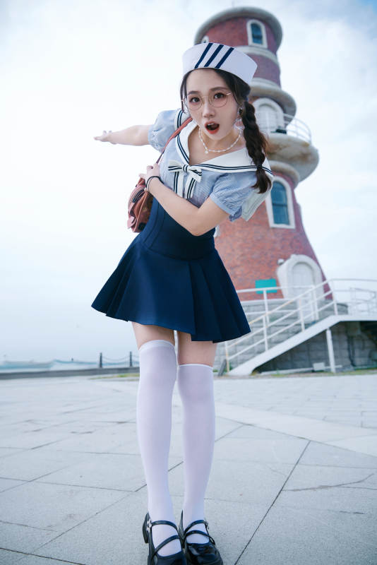 身穿水兵服在湖畔打卡拍照的亚洲美女图片