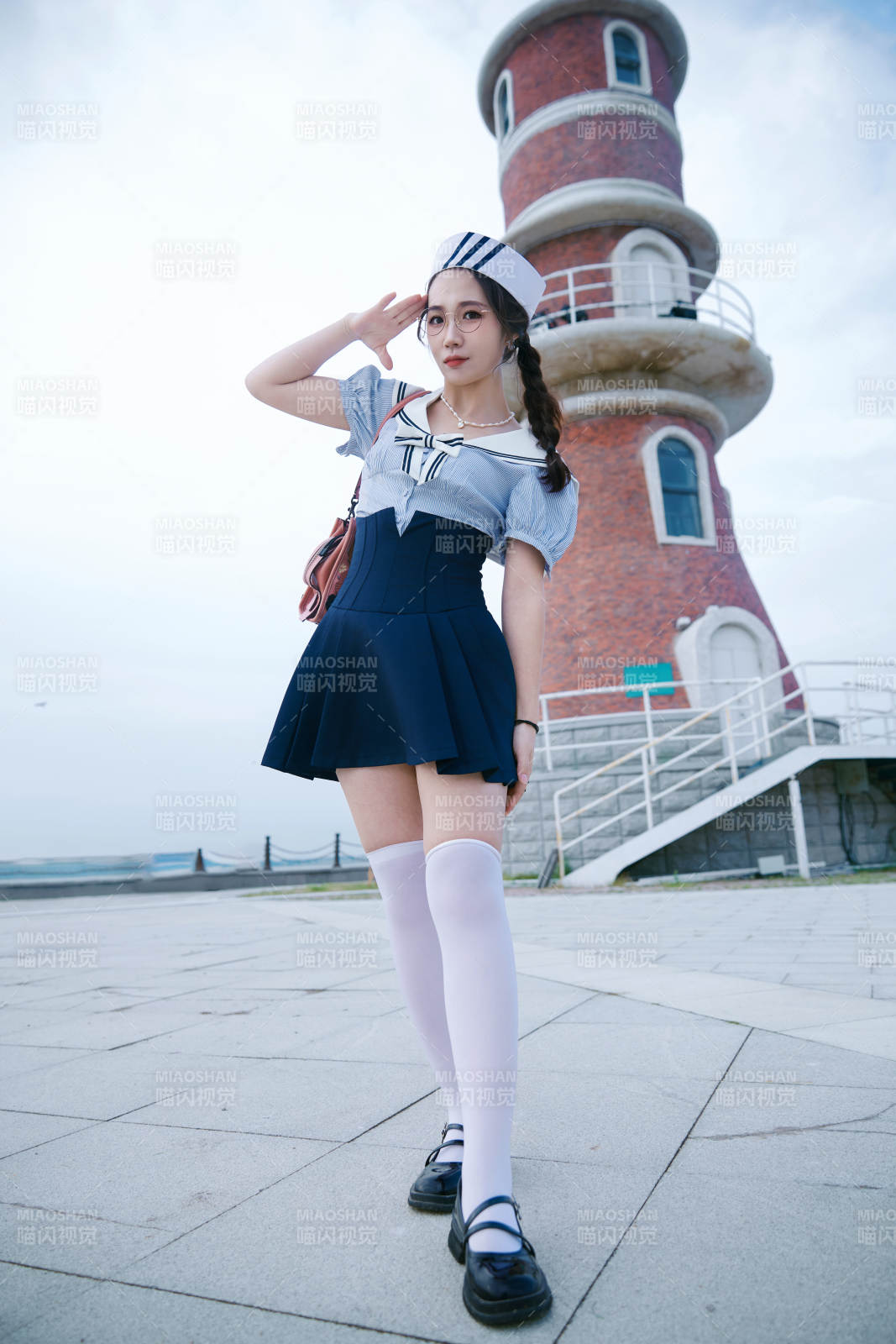 身穿水兵服在湖畔打卡拍照的亚洲美女图片