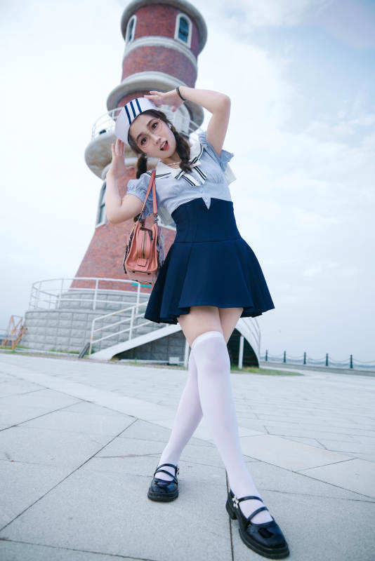 身穿水兵服在湖畔打卡拍照的亚洲美女图片