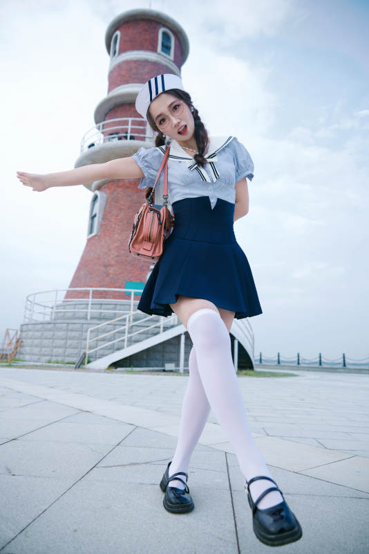 身穿水兵服在湖畔打卡拍照的亚洲美女图片