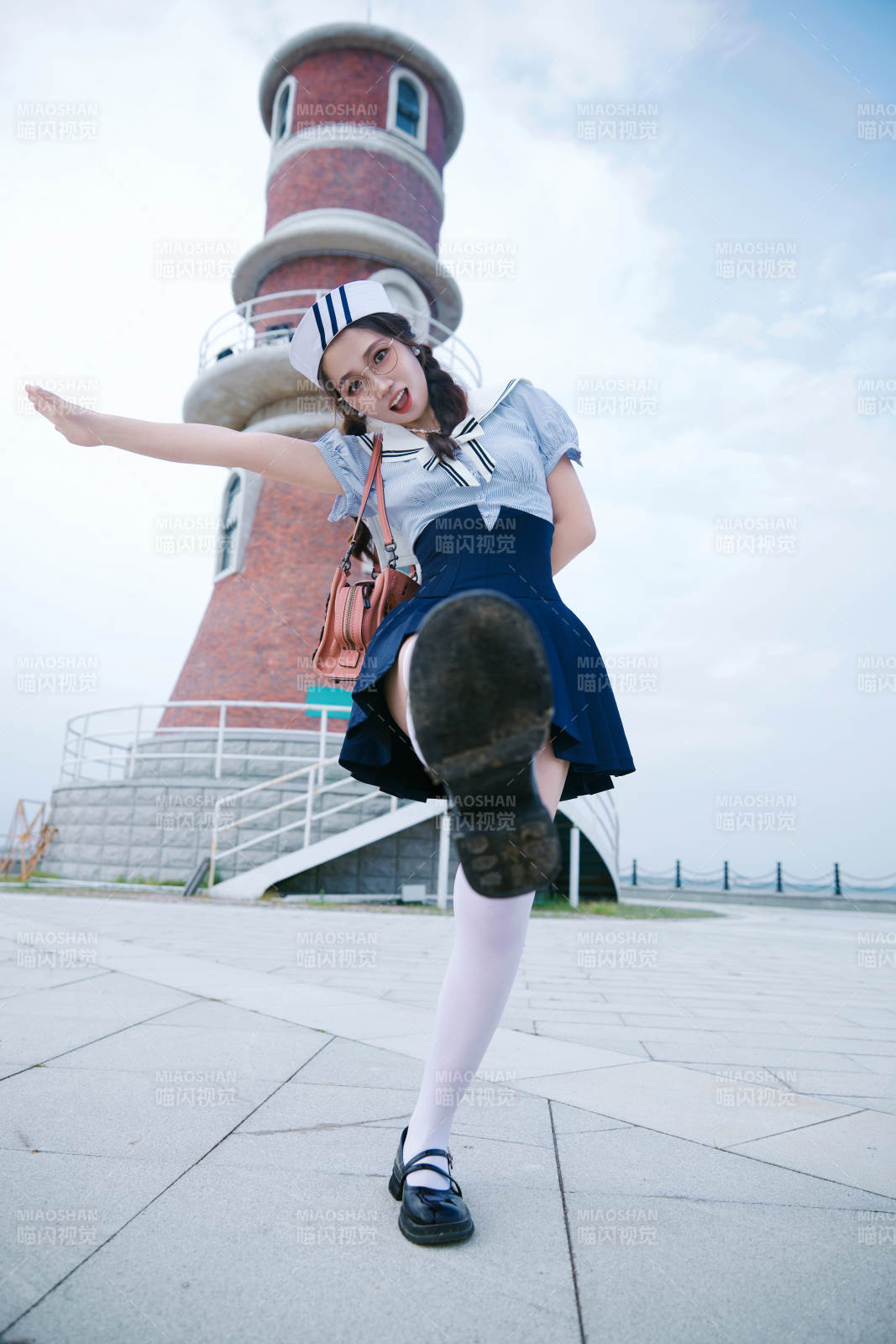 身穿水兵服在湖畔打卡拍照的亚洲美女图片