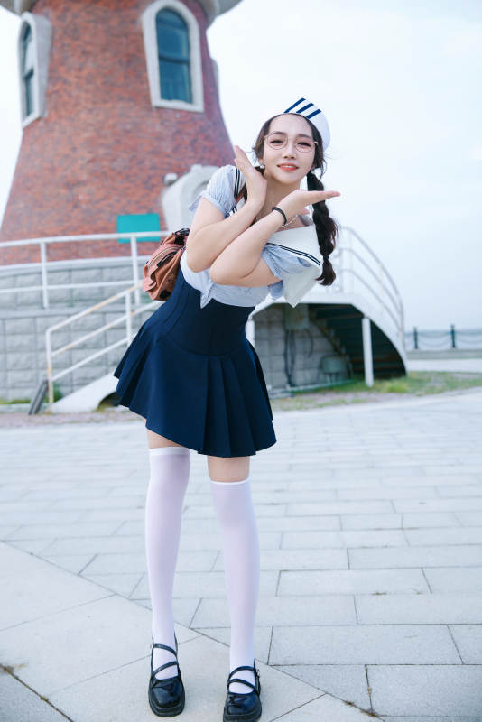 身穿水兵服在湖畔打卡拍照的亚洲美女图片