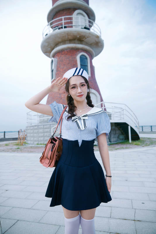 身穿水兵服在湖畔打卡拍照的亚洲美女图片