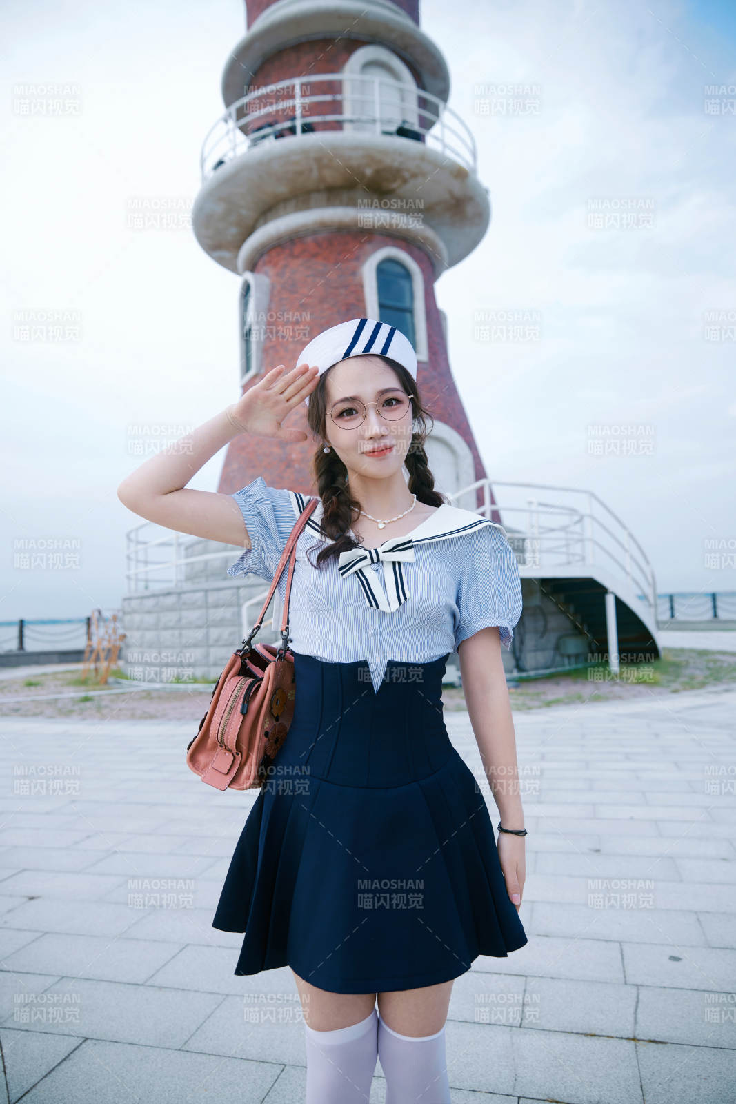 身穿水兵服在湖畔打卡拍照的亚洲美女图片