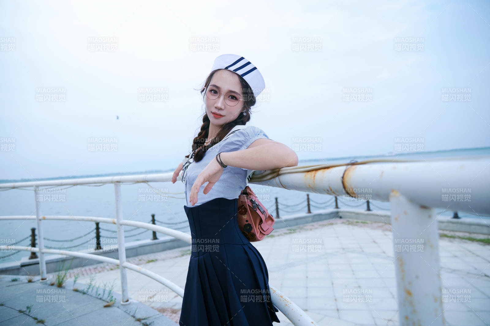 身穿水兵服在湖畔打卡拍照的亚洲美女图片