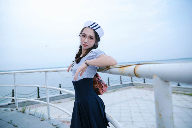 身穿水兵服在湖畔打卡拍照的亚洲美女图片