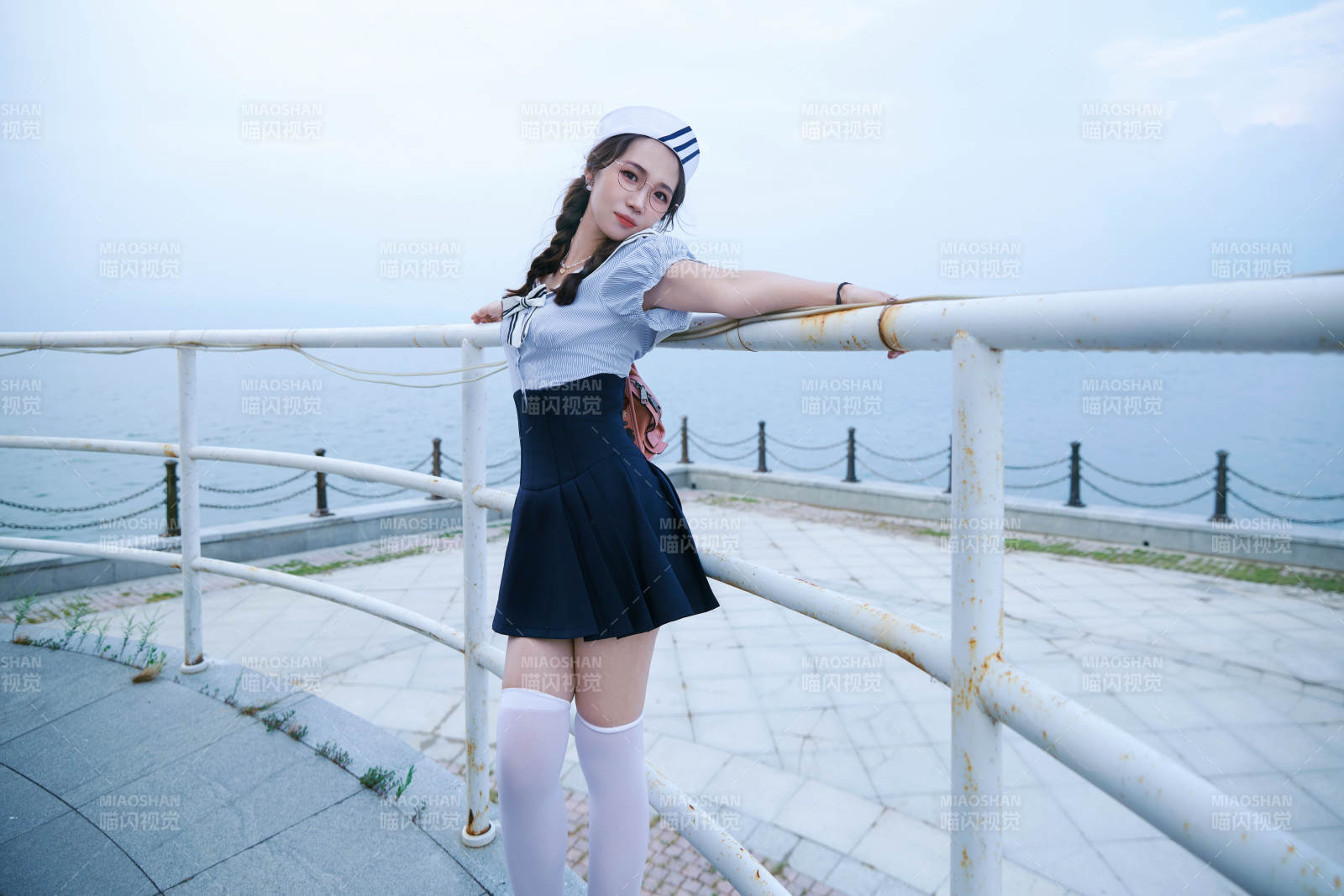 身穿水兵服在湖畔打卡拍照的亚洲美女图片