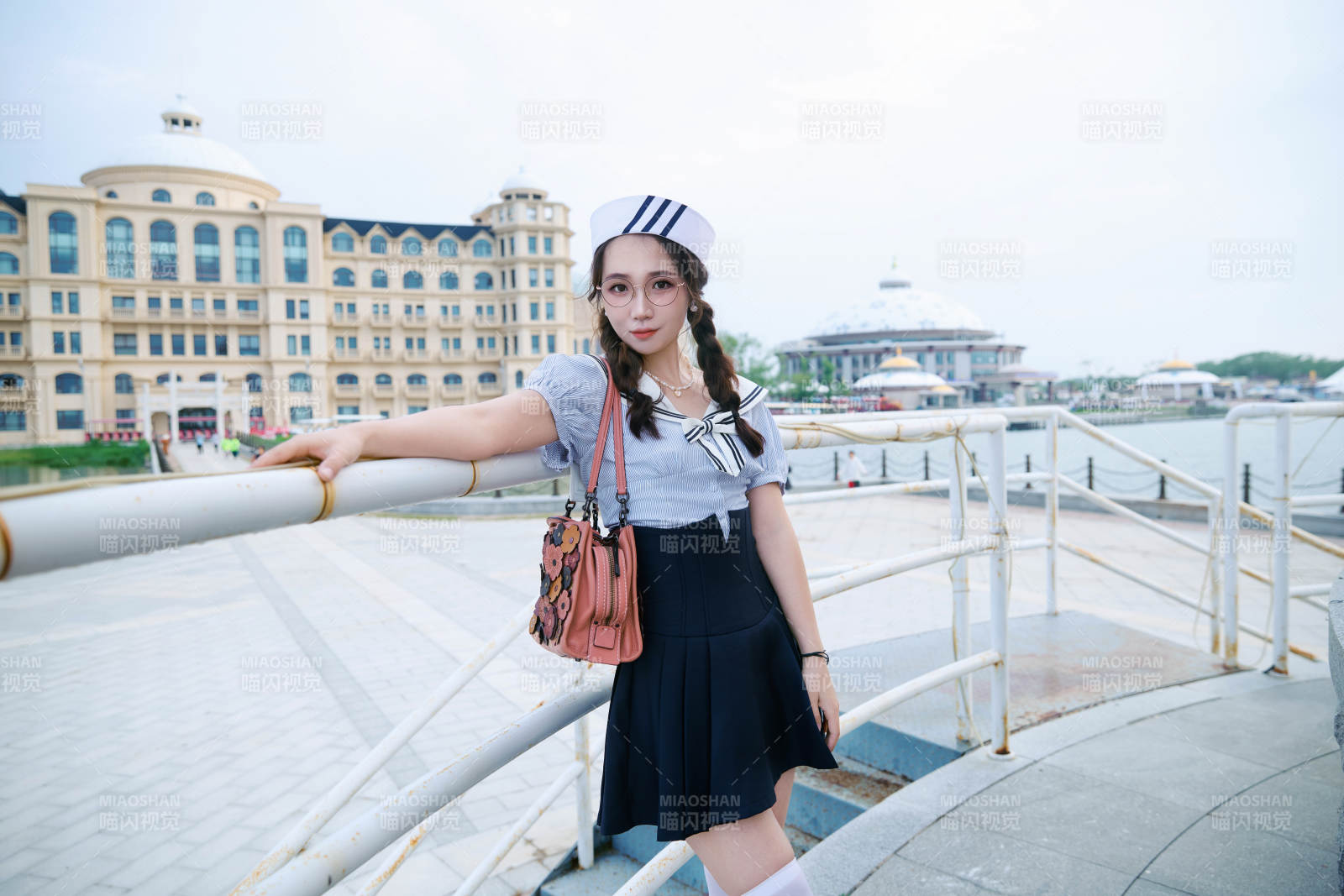 身穿水兵服在湖畔打卡拍照的亚洲美女图片