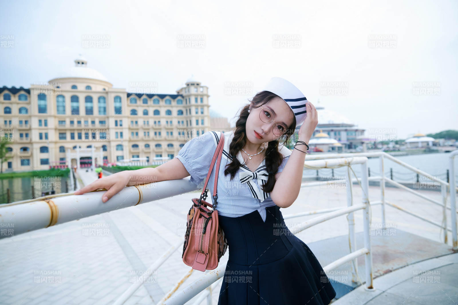 身穿水兵服在湖畔打卡拍照的亚洲美女图片