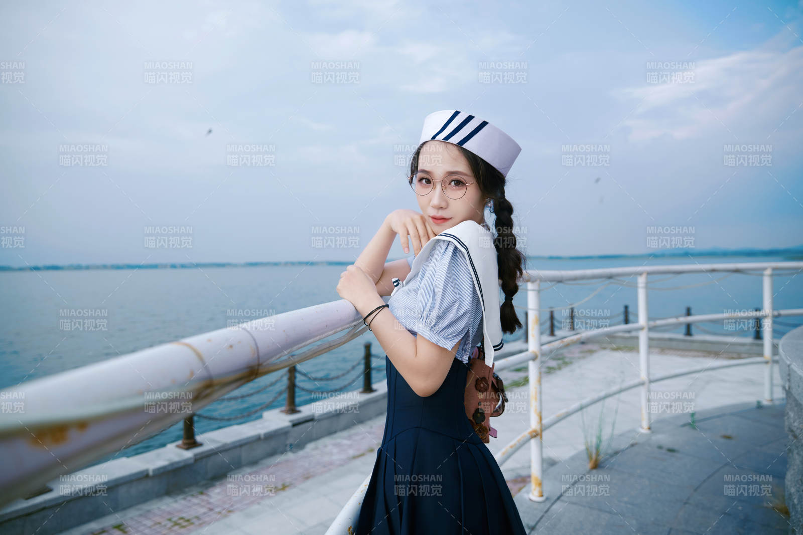 身穿水兵服在湖畔打卡拍照的亚洲美女图片