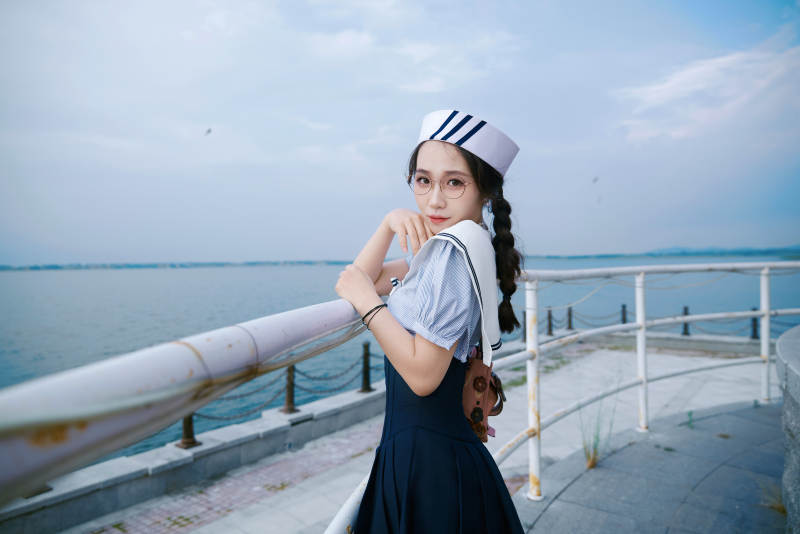 身穿水兵服在湖畔打卡拍照的亚洲美女图片