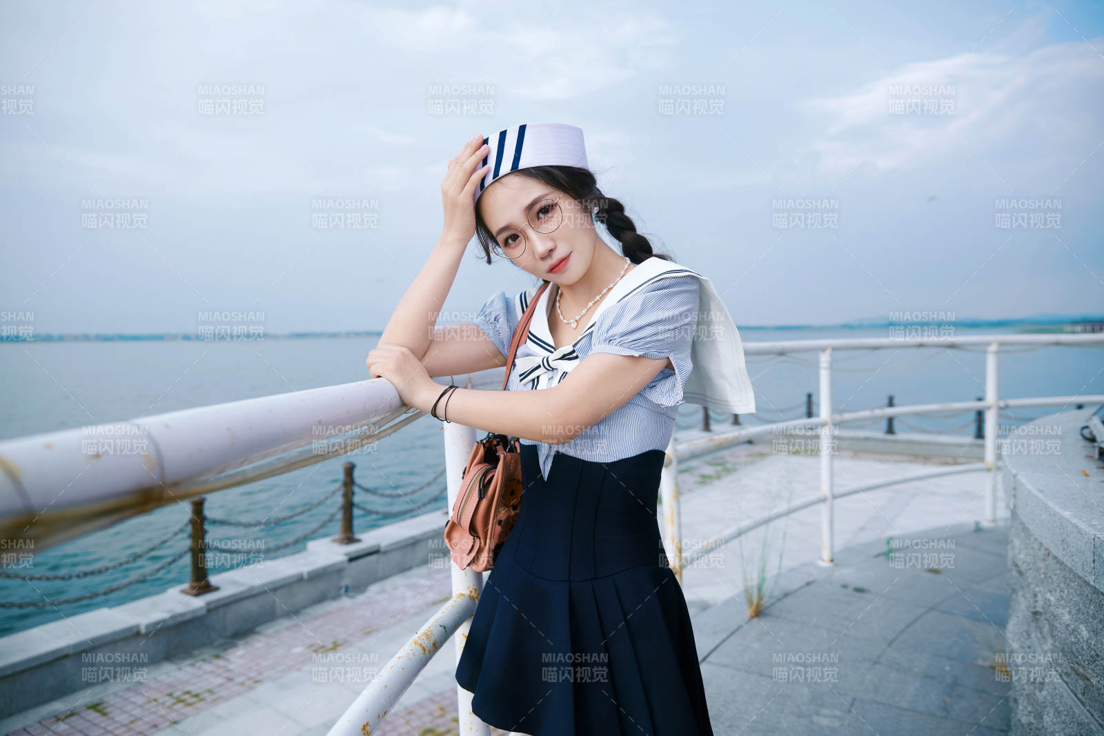 身穿水兵服在湖畔打卡拍照的亚洲美女图片