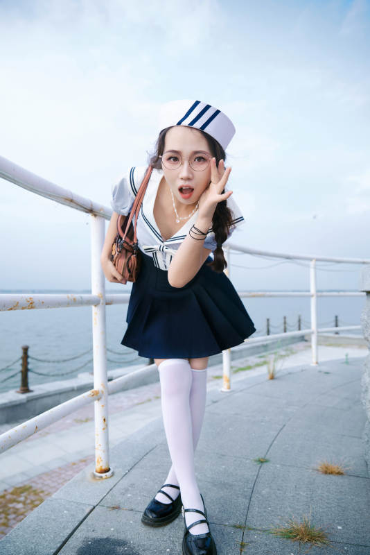 身穿水兵服在湖畔打卡拍照的亚洲美女图片