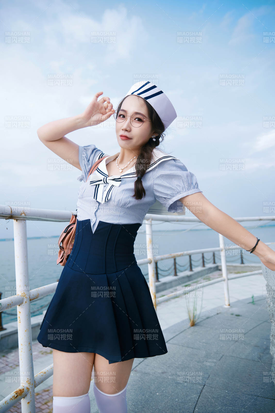 身穿水兵服在湖畔打卡拍照的亚洲美女图片