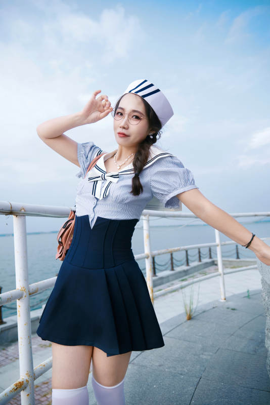 身穿水兵服在湖畔打卡拍照的亚洲美女图片