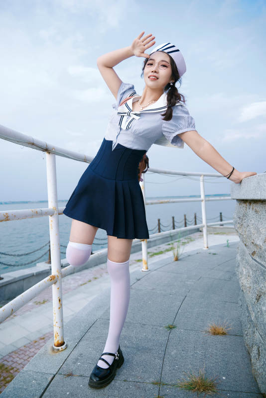 身穿水兵服在湖畔打卡拍照的亚洲美女图片