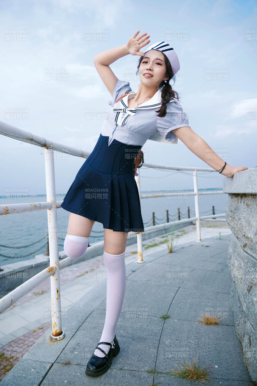 身穿水兵服在湖畔打卡拍照的亚洲美女图片