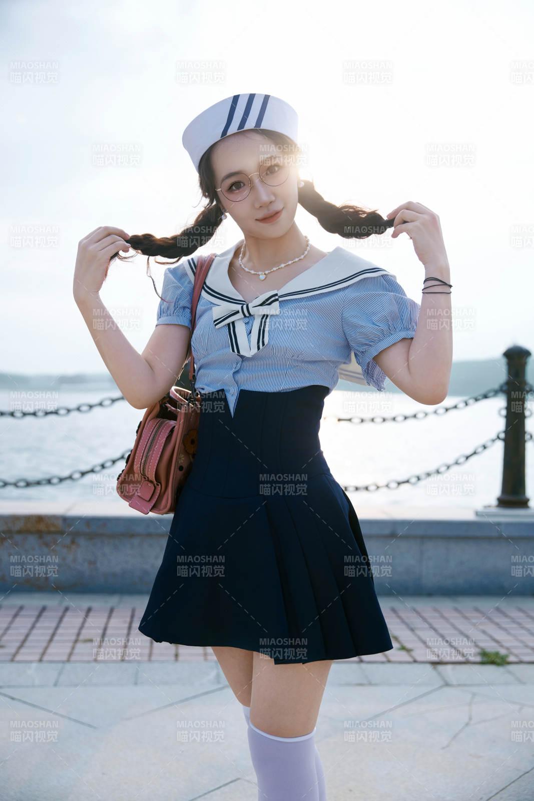 身穿水兵服在湖畔打卡拍照的亚洲美女图片