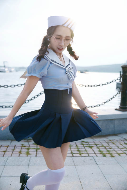 身穿水兵服在湖畔打卡拍照的亚洲美女图片