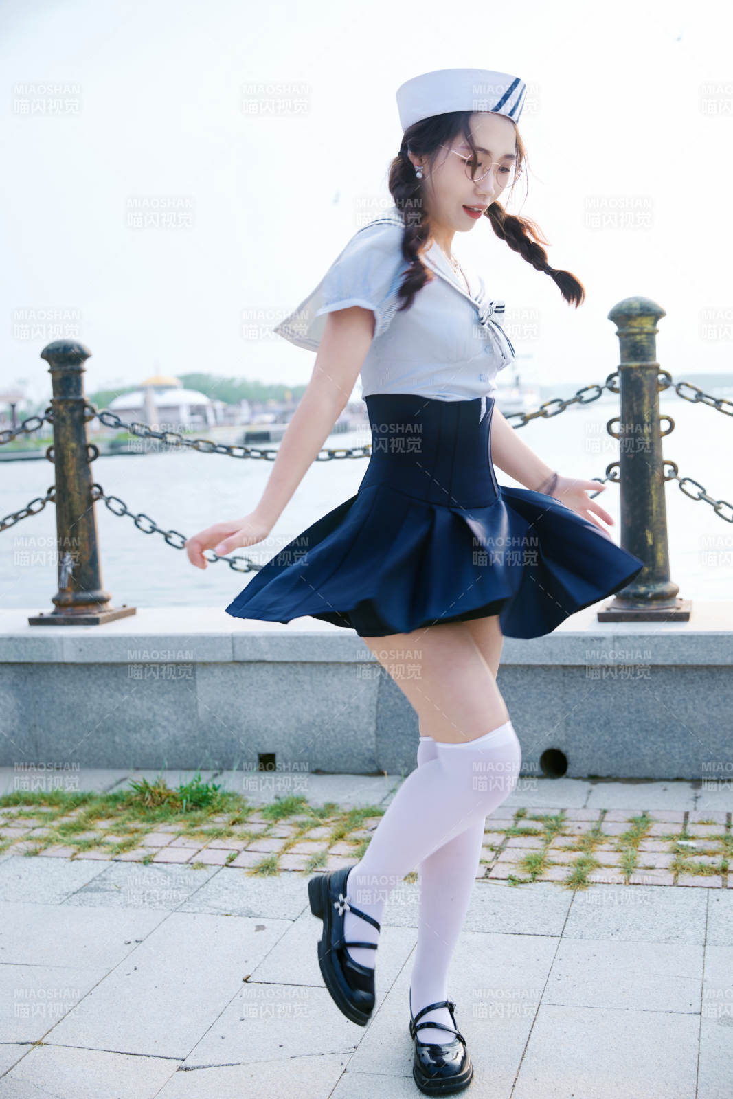 身穿水兵服在湖畔打卡拍照的亚洲美女图片