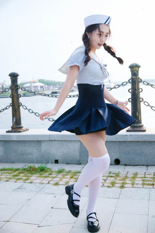 身穿水兵服在湖畔打卡拍照的亚洲美女图片